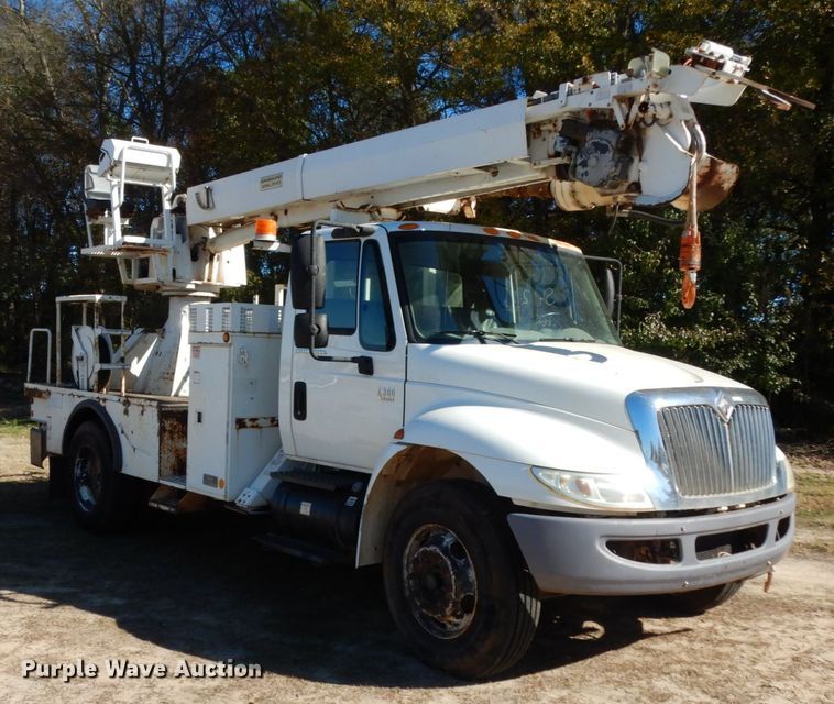 image for item DJ8134 2005 International 4300  digger derrick truck