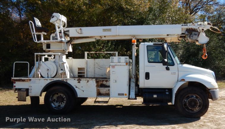 image for item DJ8134 2005 International 4300  digger derrick truck