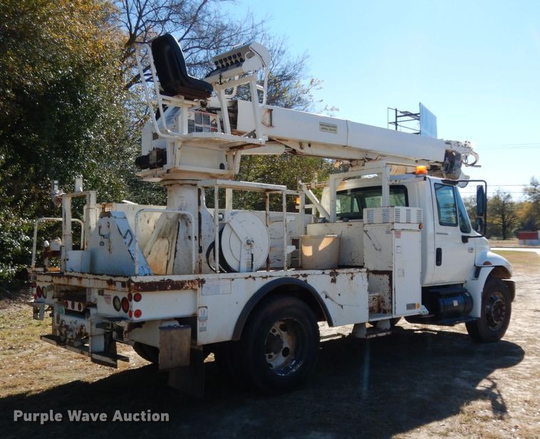 image for item DJ8134 2005 International 4300  digger derrick truck