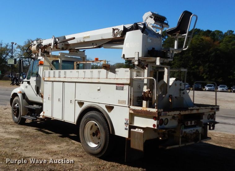 image for item DJ8134 2005 International 4300  digger derrick truck
