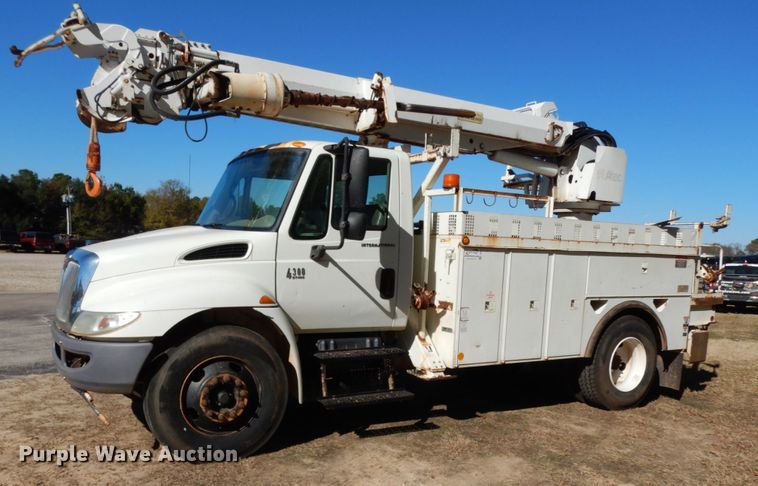 image for item DJ8134 2005 International 4300  digger derrick truck