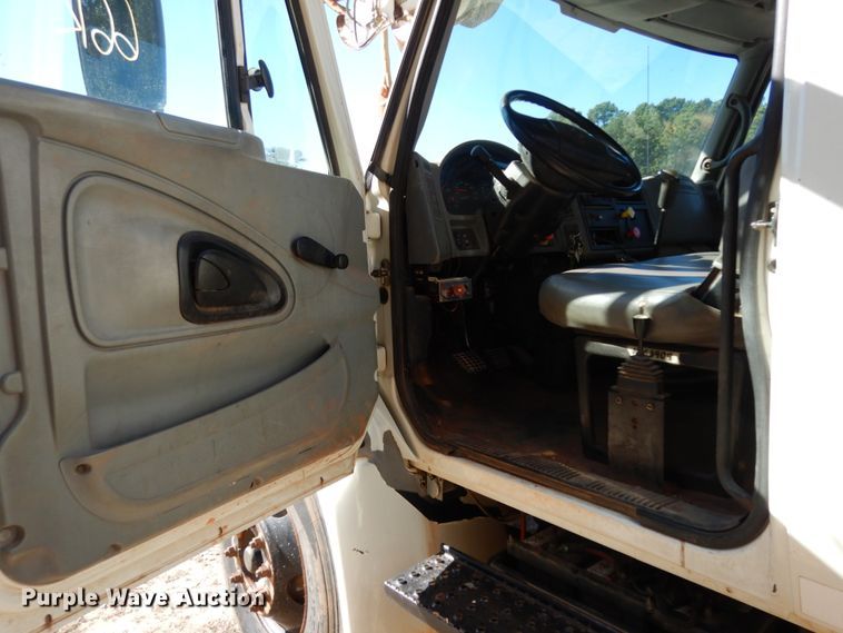 image for item DJ8134 2005 International 4300  digger derrick truck