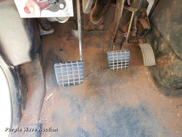 image for item DJ8134 2005 International 4300  digger derrick truck