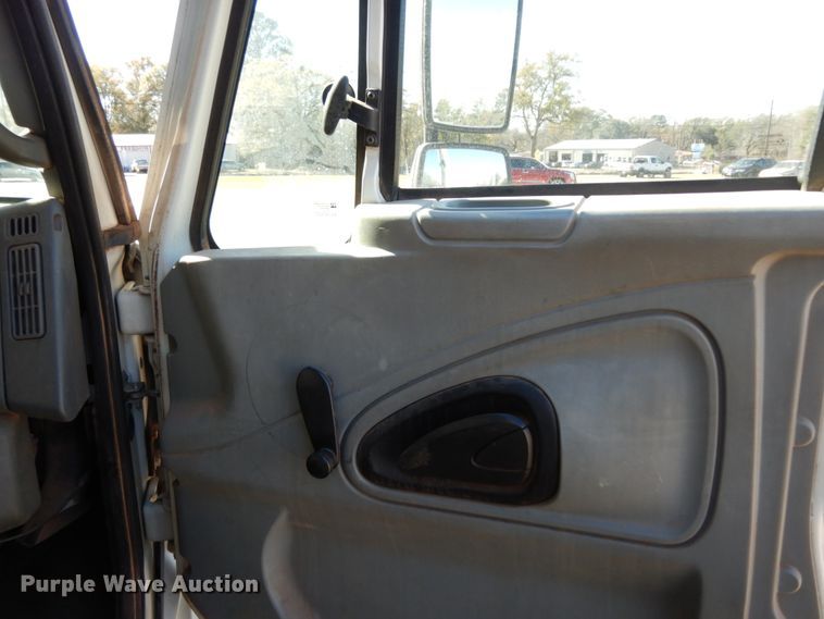 image for item DJ8134 2005 International 4300  digger derrick truck