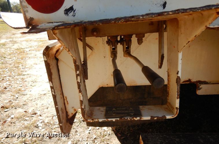 image for item DJ8134 2005 International 4300  digger derrick truck