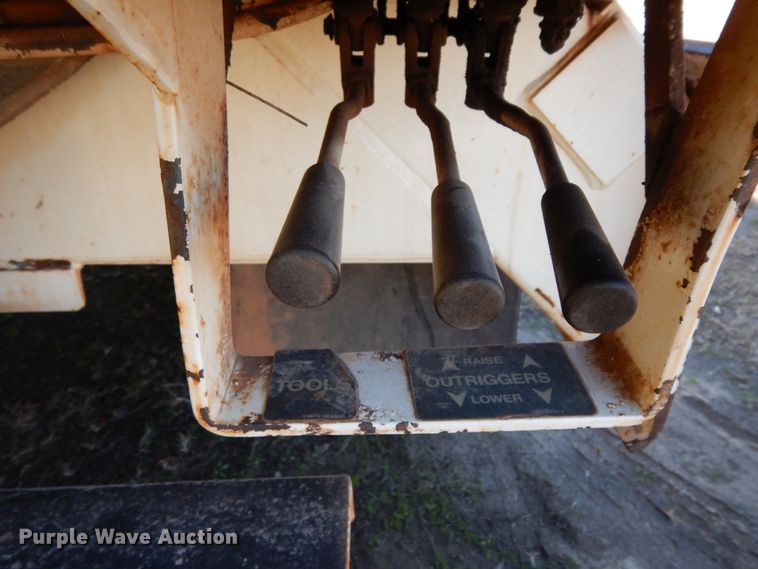 image for item DJ8134 2005 International 4300  digger derrick truck