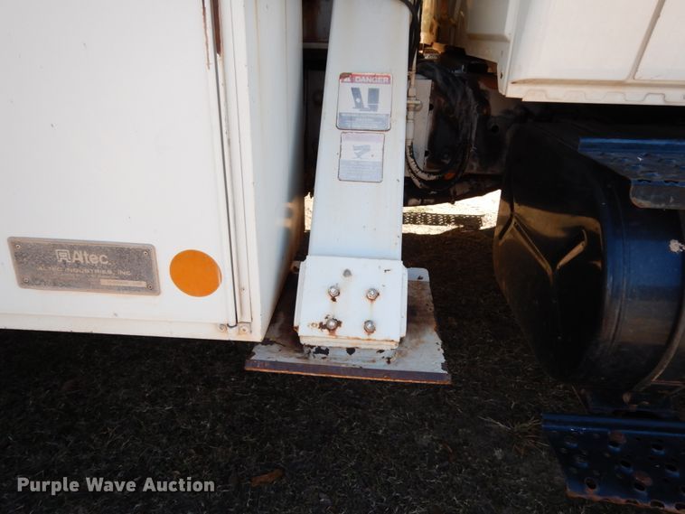 image for item DJ8134 2005 International 4300  digger derrick truck