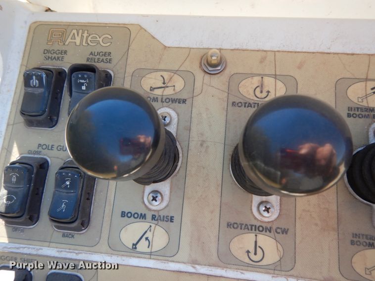 image for item DJ8134 2005 International 4300  digger derrick truck