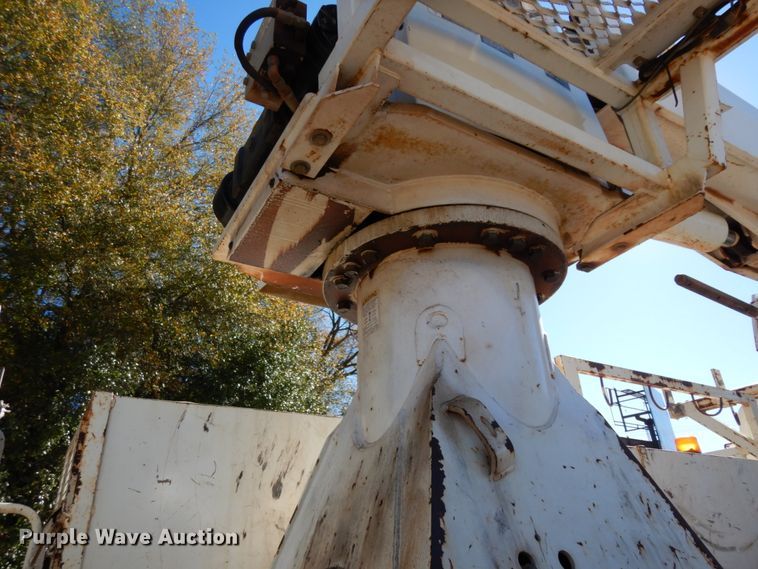 image for item DJ8134 2005 International 4300  digger derrick truck