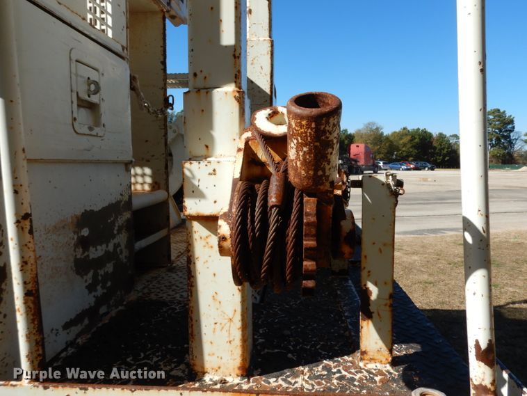 image for item DJ8134 2005 International 4300  digger derrick truck