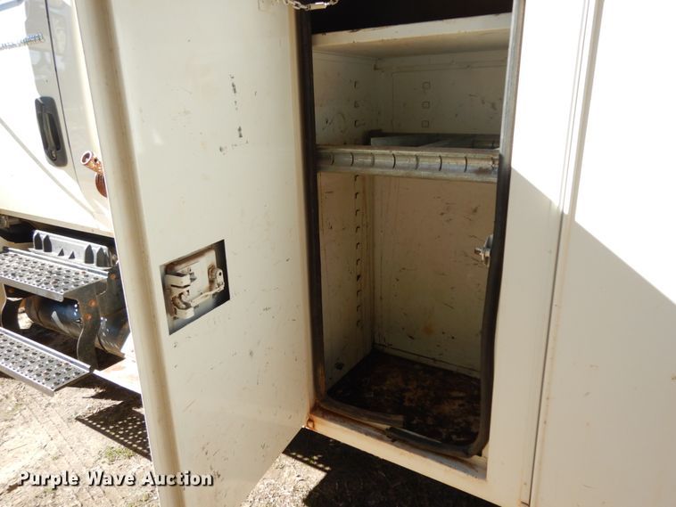 image for item DJ8134 2005 International 4300  digger derrick truck