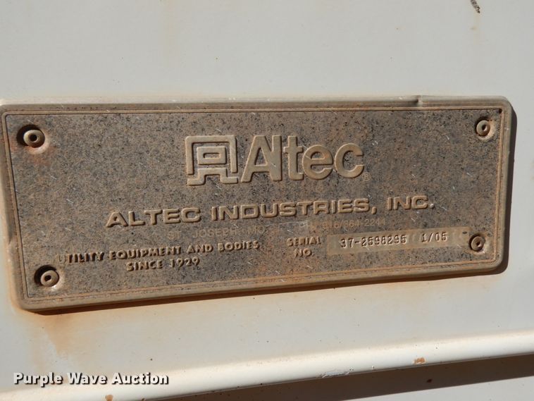 image for item DJ8134 2005 International 4300  digger derrick truck