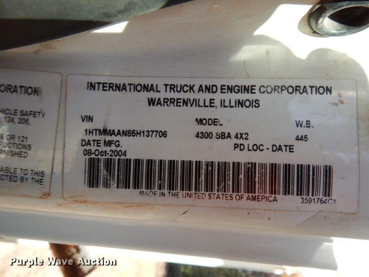 image for item DJ8134 2005 International 4300  digger derrick truck