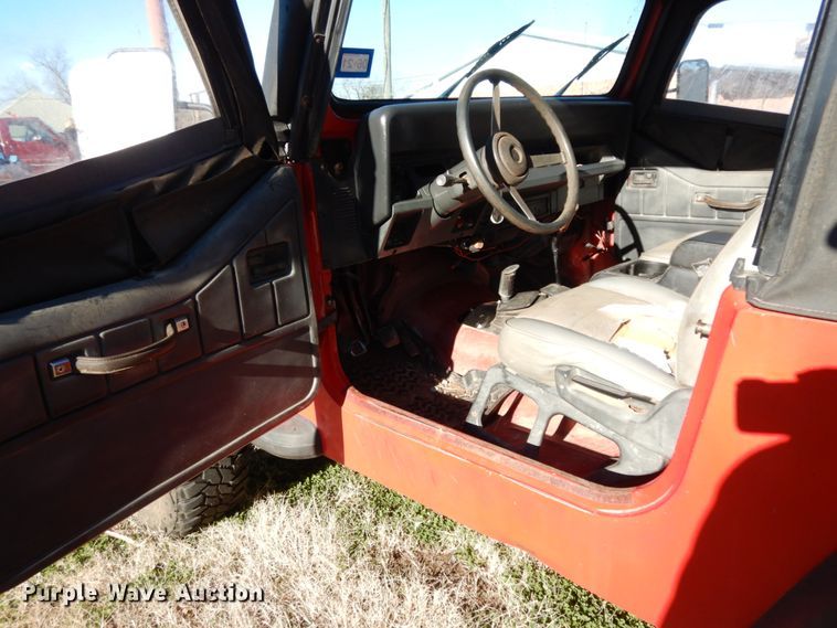 image for item DJ8137 1994 Jeep Wrangler  SUV