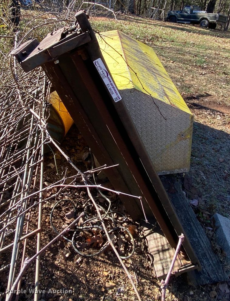 image for item EL9606 Tommy Gate 1000 Series end gate lift