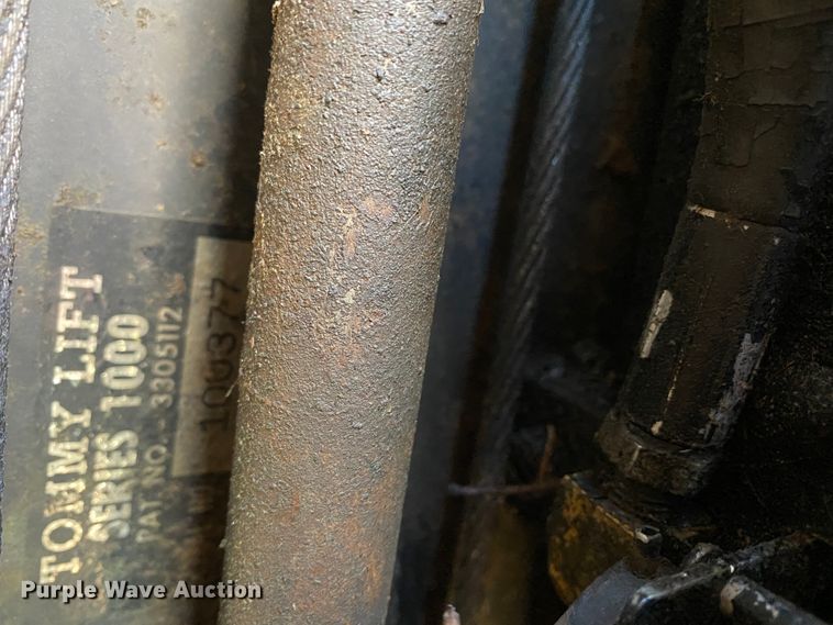 image for item EL9606 Tommy Gate 1000 Series end gate lift