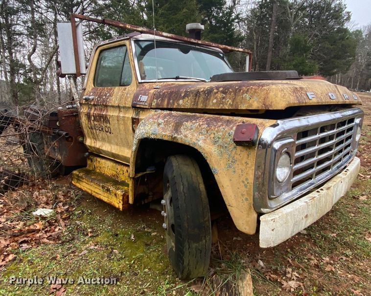 image for item EL9607 1974 Ford F600  flatbed truck