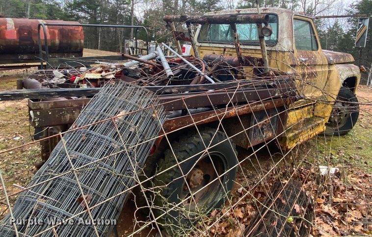 image for item EL9607 1974 Ford F600  flatbed truck