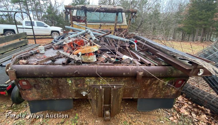 image for item EL9607 1974 Ford F600  flatbed truck