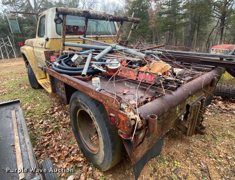 image for item EL9607 1974 Ford F600  flatbed truck