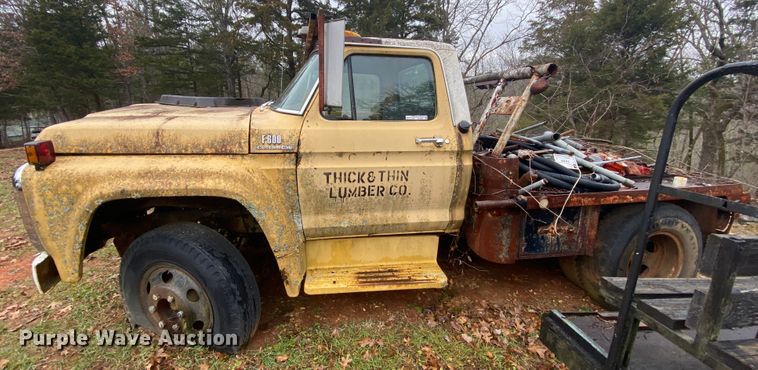 image for item EL9607 1974 Ford F600  flatbed truck