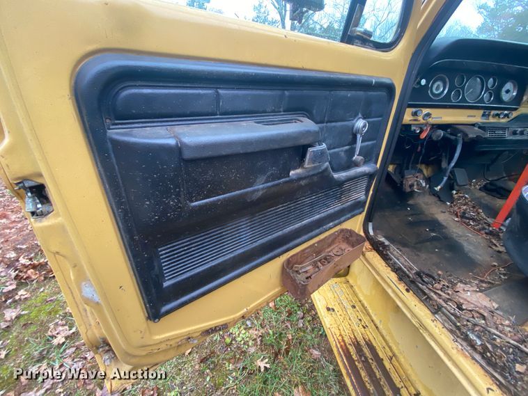 image for item EL9607 1974 Ford F600  flatbed truck