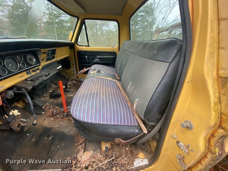 image for item EL9607 1974 Ford F600  flatbed truck