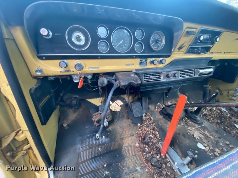 image for item EL9607 1974 Ford F600  flatbed truck