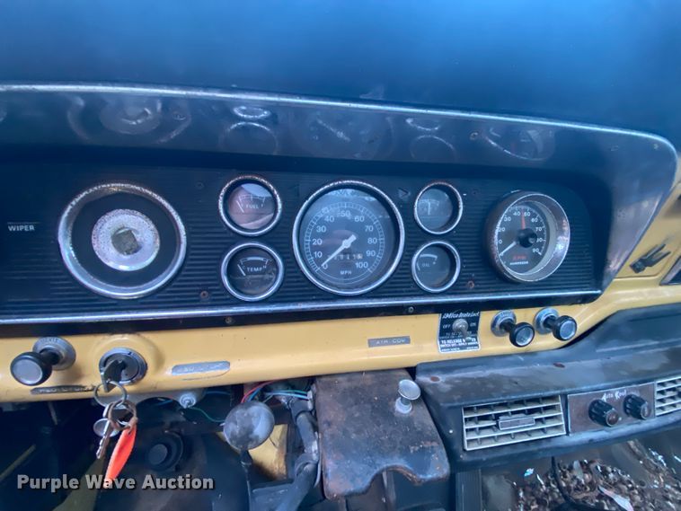 image for item EL9607 1974 Ford F600  flatbed truck