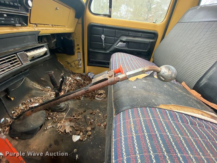 image for item EL9607 1974 Ford F600  flatbed truck