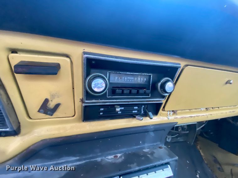 image for item EL9607 1974 Ford F600  flatbed truck