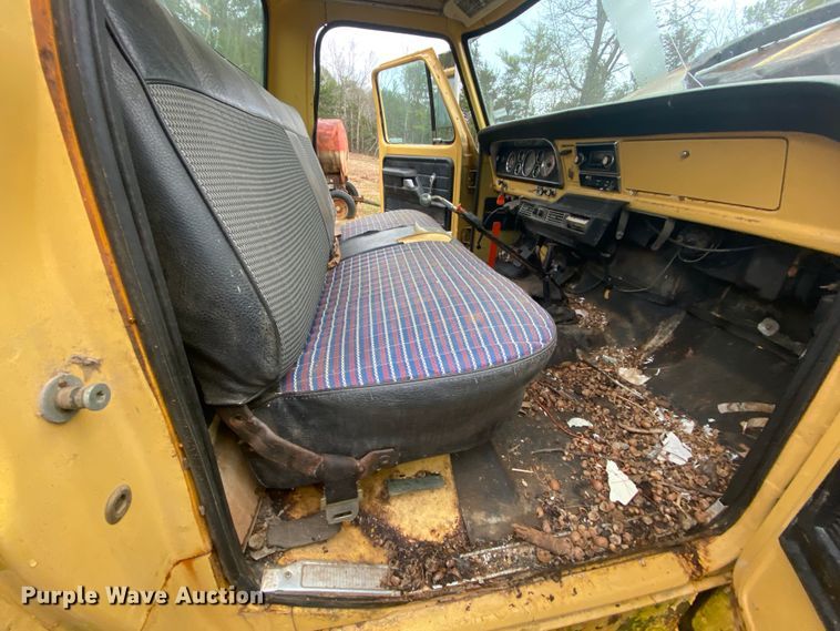 image for item EL9607 1974 Ford F600  flatbed truck