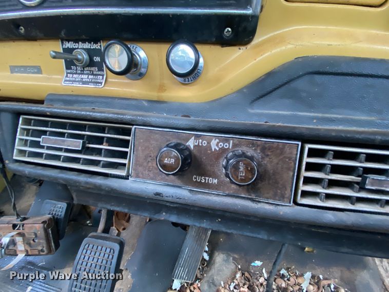 image for item EL9607 1974 Ford F600  flatbed truck