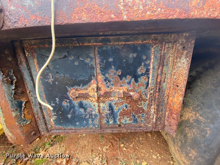 image for item EL9607 1974 Ford F600  flatbed truck