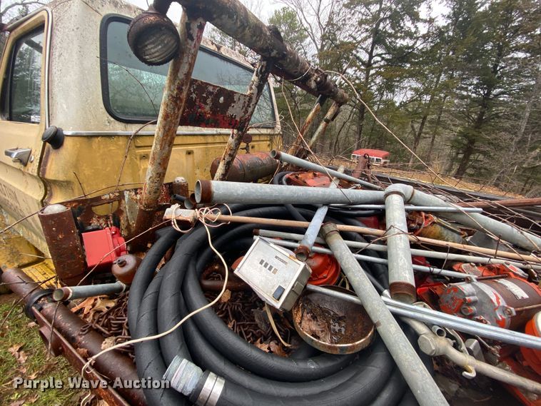 image for item EL9607 1974 Ford F600  flatbed truck