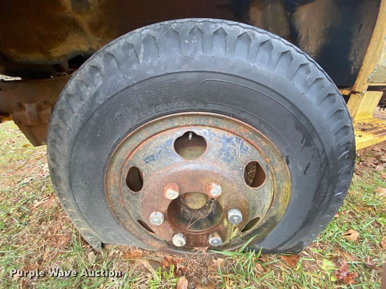 image for item EL9607 1974 Ford F600  flatbed truck