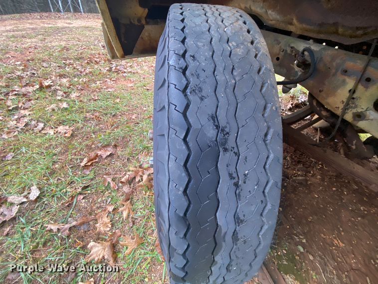 image for item EL9607 1974 Ford F600  flatbed truck