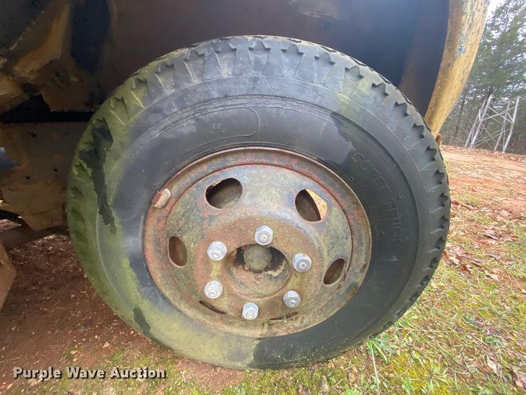 image for item EL9607 1974 Ford F600  flatbed truck