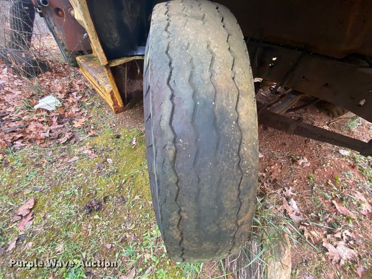 image for item EL9607 1974 Ford F600  flatbed truck