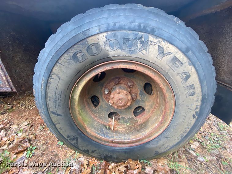 image for item EL9607 1974 Ford F600  flatbed truck