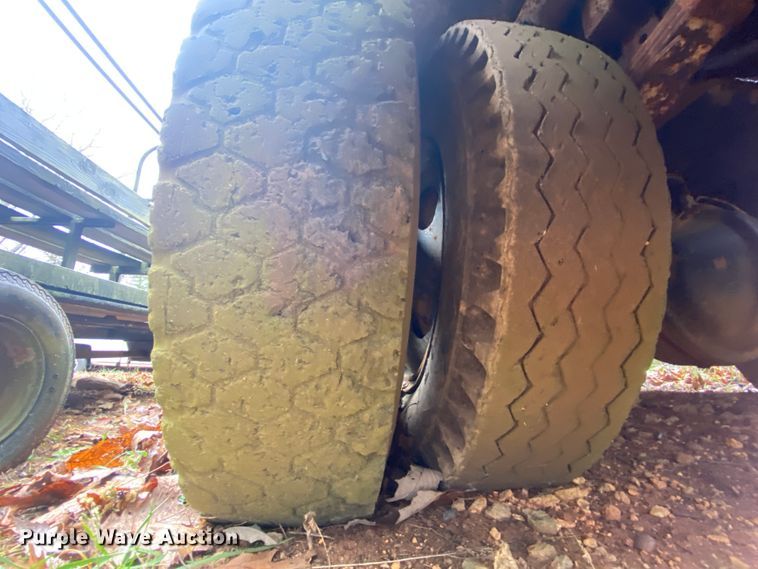 image for item EL9607 1974 Ford F600  flatbed truck