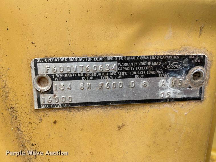 image for item EL9607 1974 Ford F600  flatbed truck