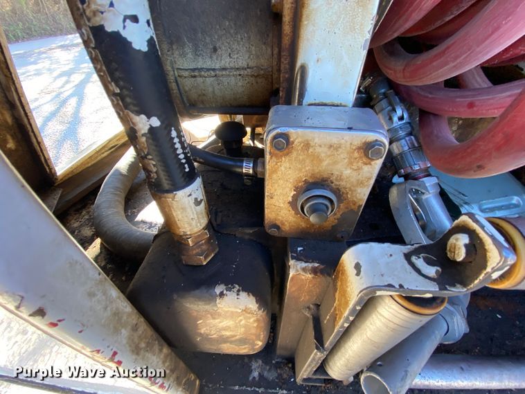 image for item EL9610 1996 GMC TopKick  fuel truck