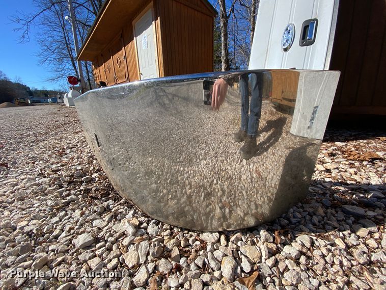 image for item EL9614 2008 Peterbilt 384 bumper