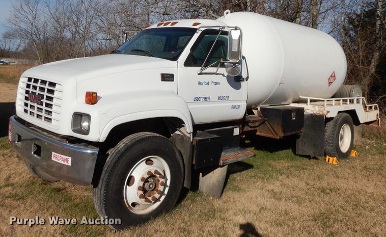 image for item GK9631 2000 GMC C7500  fuel truck