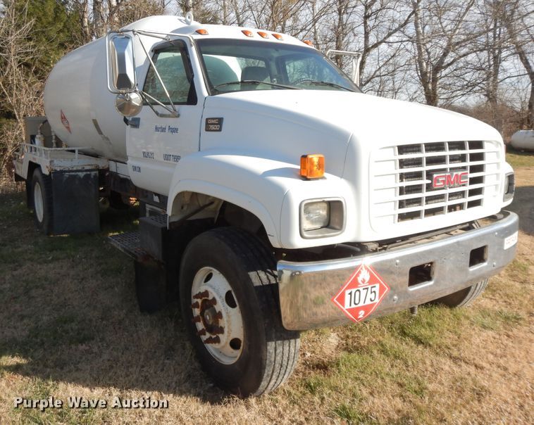 image for item GK9631 2000 GMC C7500  fuel truck