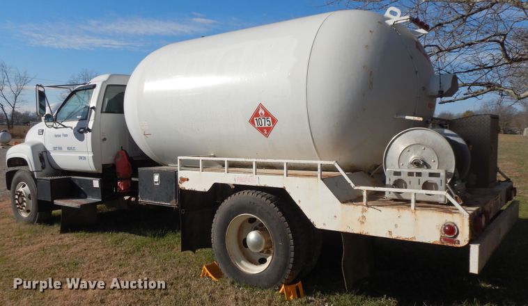 image for item GK9631 2000 GMC C7500  fuel truck