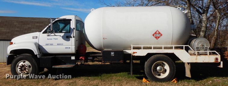 image for item GK9631 2000 GMC C7500  fuel truck