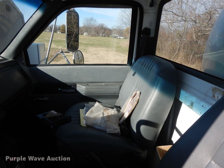 image for item GK9631 2000 GMC C7500  fuel truck