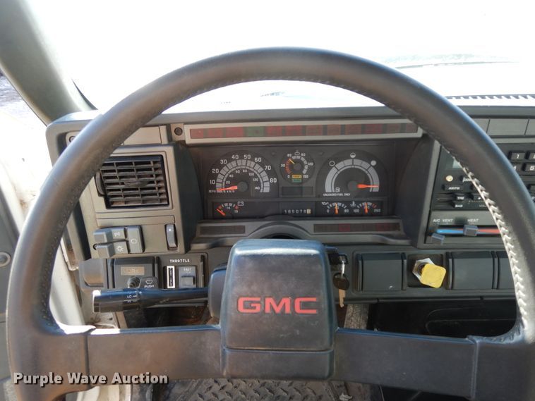 image for item GK9631 2000 GMC C7500  fuel truck